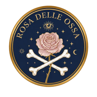 Logo Rosa delle Ossa: rosa sobre ossos cruzados em medalhão azul e dourado